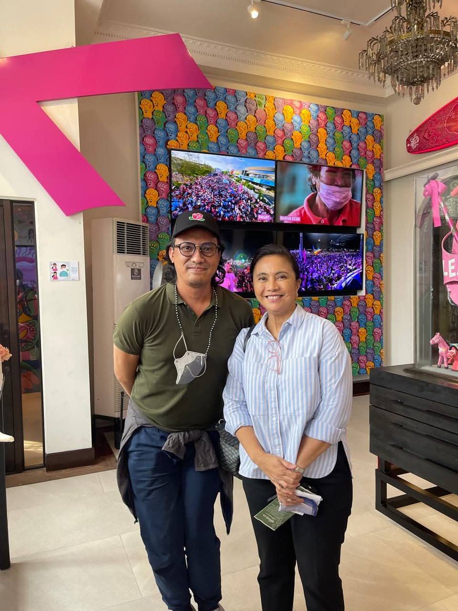 JahRazonable's tweet photo. Sa gitna ng kadiliman
samyo ng rosas humalimuyak,
Pag-asang inasam na muntik makamtam.
Dahil sa iyong dalisay na Pagibig sa Bayan,
Mananatiling may pag-asa ang aming kinabukasan.
Maligayang Kaarawan, o sintang @lenirobredo! https://t.co/RljgUv8L0B