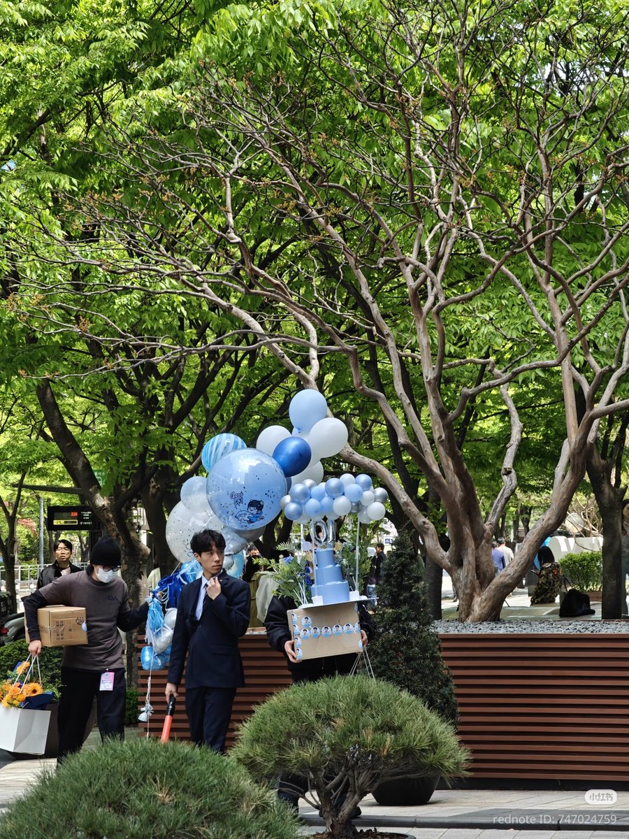 TheLees_HyukHae's tweet photo. Wah everything is so beautiful!! Congratulations on your solo debut donghae 🥹🩷 

#DONGHAE #동해 

cr 十三yoa. https://t.co/Dm9GdrMOM6