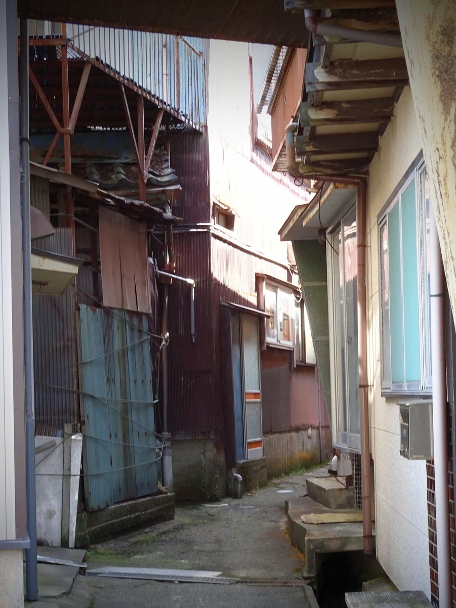 rintan_nontan's tweet photo. #わくわく建築 さんと歩くクラファンツアー。
途中、地元の方が「この奥に古い気圧計があるよ」と教えてくれ #なめフェス が２回目にして地域をしっかり味方につけているのを感じた。生活空間である路地をウロウロすることに好意的ってなかなか無い。
丁寧に準備をされてきたからだろう。凄い。 https://t.co/FrM4gP5QhM