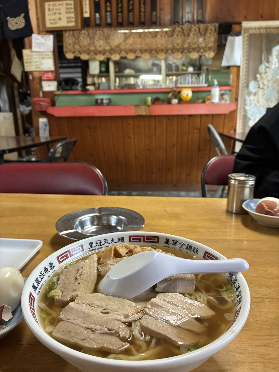 anarchy702xx's tweet photo. 昭和オーラを放った町中華でランチ
チャーシュー麺が600円
ゆで卵はサービス
#森田屋支店 https://t.co/b8QxpAvYT6