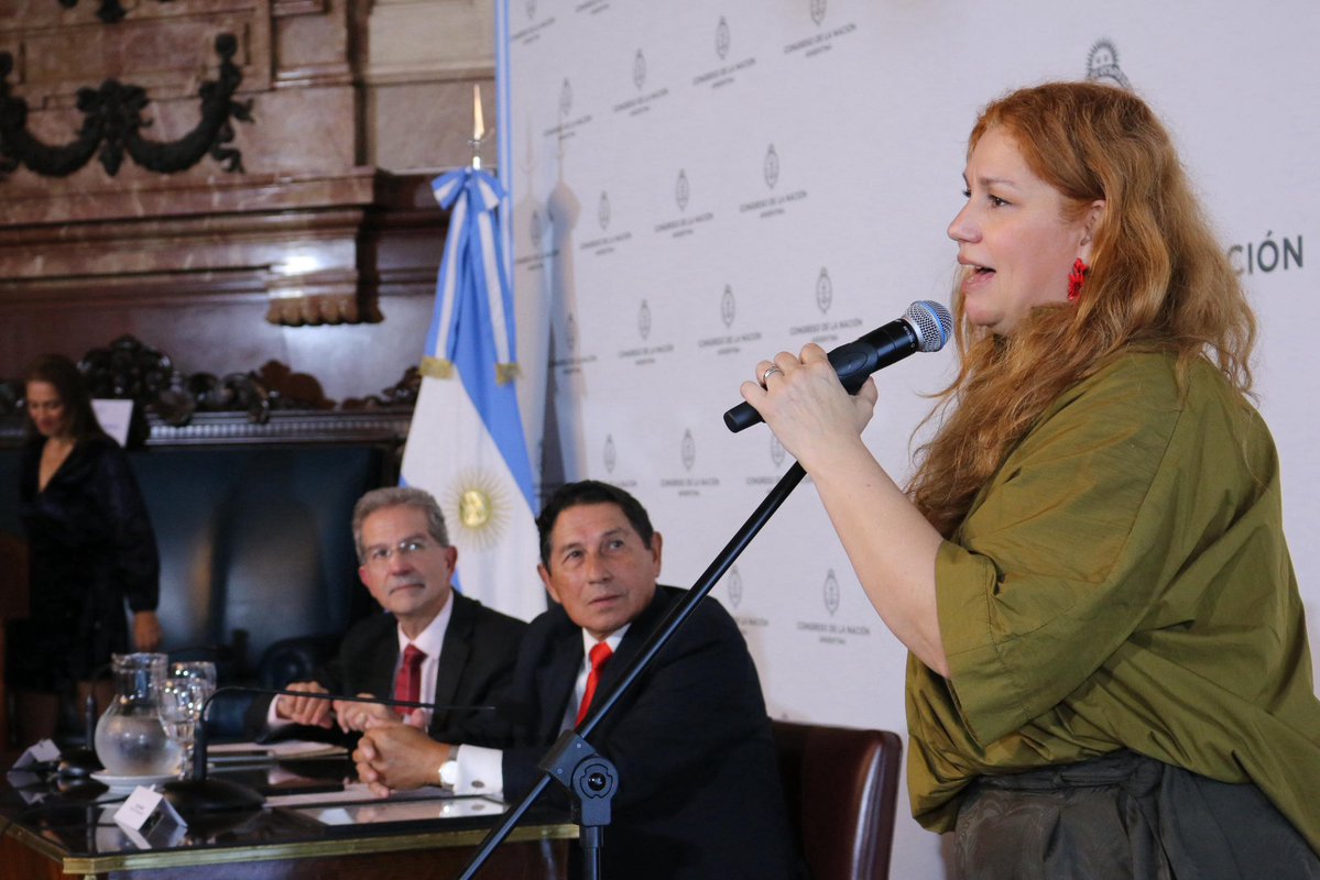 Tuve el honor de recibir la distinción destacada por mi desempeño como diputada nacional 2025, en los Premios Parlamentarios junto a mis colegas. 
Muchas gracias a la Revista <a href="/elparlamentario/">Parlamentario</a> por este reconocimiento al mérito! 

Asimismo, en primer lugar fue reconocido <a href="/MaxiAbad/">Maxi Abad</a>