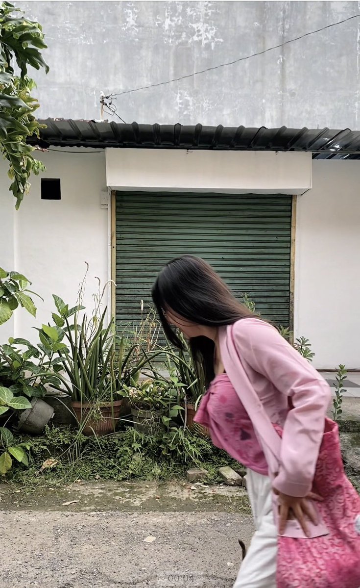 awskinterest's tweet image. Kartinian #latepost
2023 kebaya kutubaru ini masih muat bisa dikancingin
2025 dah gabisa dikacingin
apalagi 2026 ini wkwkwk
Jadinya aku padu padankan dengan kain 🍓🫶🏻