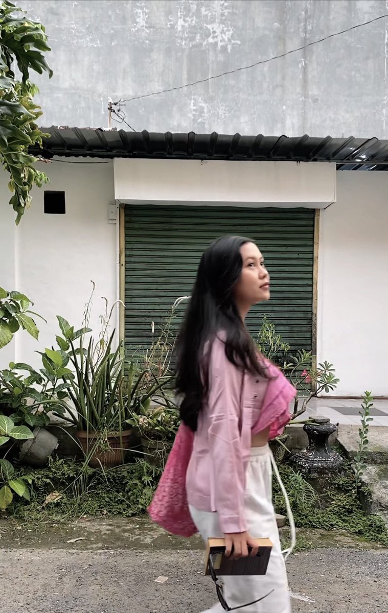 awskinterest's tweet image. Kartinian #latepost
2023 kebaya kutubaru ini masih muat bisa dikancingin
2025 dah gabisa dikacingin
apalagi 2026 ini wkwkwk
Jadinya aku padu padankan dengan kain 🍓🫶🏻