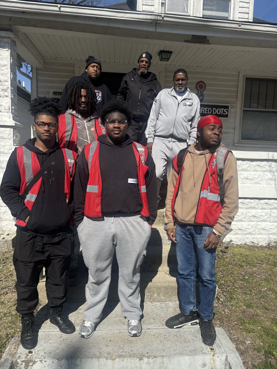 bnDrEddie's tweet image. No More Red Dots does group sessions, shooting/homicide deployments, address food insecurity &amp;amp; mentorship. We are effective with your help. 100s of youth &amp;amp; family each year are helped. Help us to help them. #EndGunViolence #SupportNMRD #OurCity