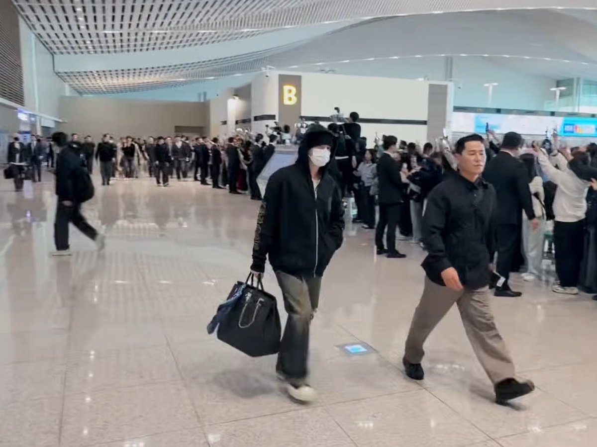 ยุนกิเดินทิ้งห่างนำริ้วมบ.ข้างหลังเลย มีพี่เบิ้มเดินประกบ 5555555555