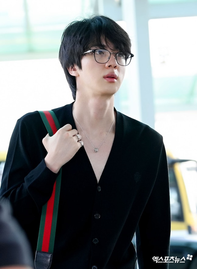 Jiniya1204's tweet image. What movie is this? Seokjin turns the airport walkway into a barefaced runway.
m.entertain.naver.com/home/article/3…
HAVE A SAFE FLIGHT JIN
#방탄소년단진 #진 #BTSJIN #JIN