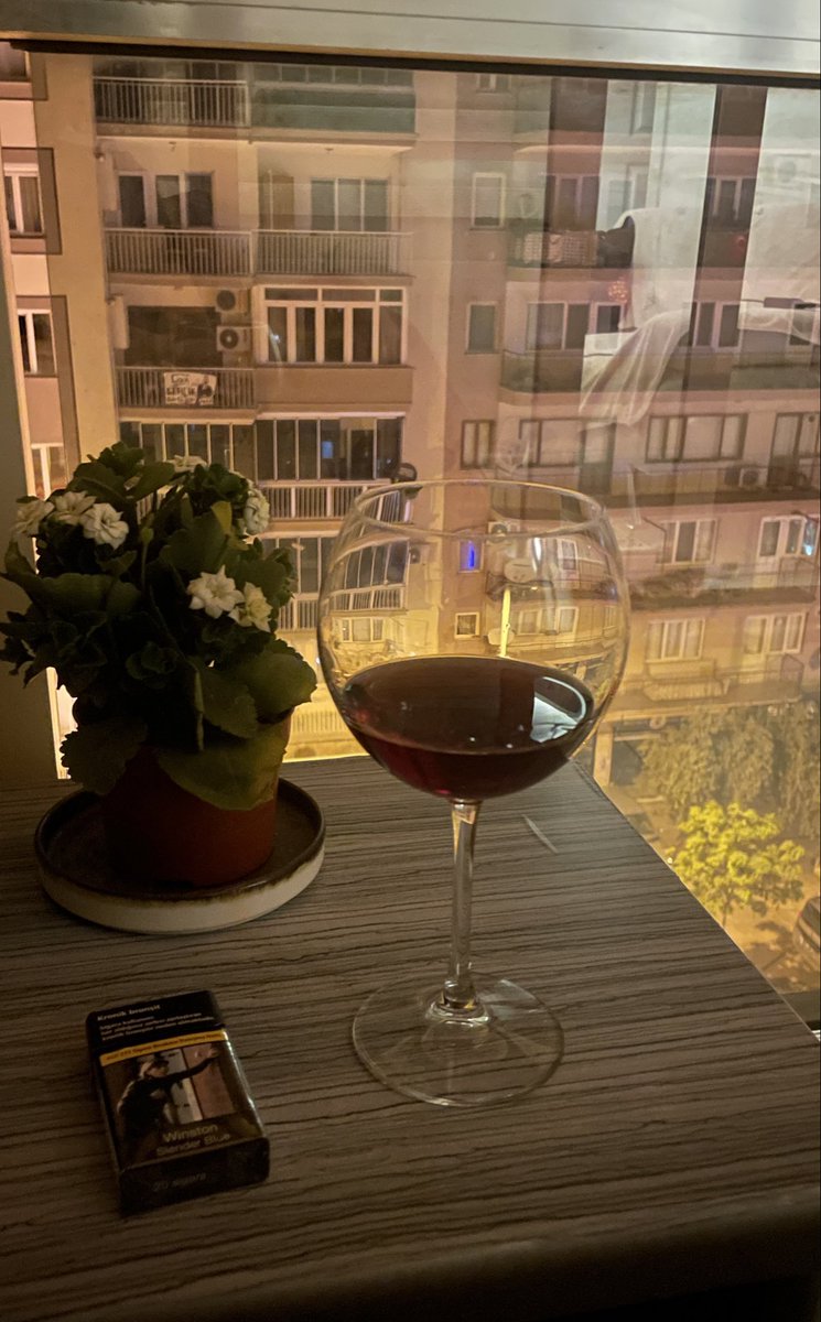 Uyku tutmadıysa o zaman ne yapalım. Şaraba düşelim ^^