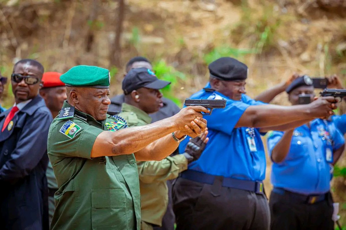 ogbenispy's tweet photo. @PoliceNG i think there should be policy that guides the structure of officers and how important keeping fit is important 
A person this fat should not be in any frontline department talkless of being tasked to handle a rifle or command any physical operations
This is disgraceful https://t.co/03dgycomxY