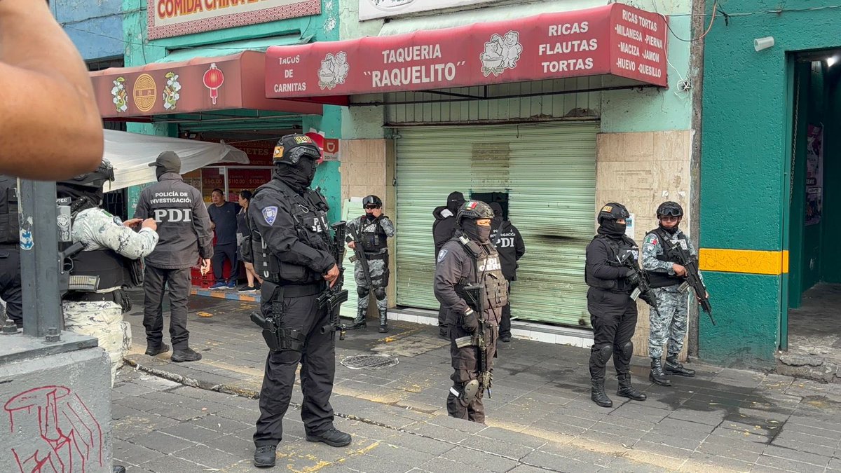 87punto3's tweet photo. #ÚLTIMAHORA 🔴 | Elementos de @PDI_FGJCDMX y la @SEMAR_mx detuvieron a tres tras un cateo en la taquería "Raquelito" ubicada en Eje 1 Norte Mosqueta y Eje 1 Poniente Guerrero en @AlcCuauhtemocMx en la #CDMX. 🚨

🤳 @NoticiasImagen | #87Punto3 📻🚩https://t.co/9ZJKlzmXZ9