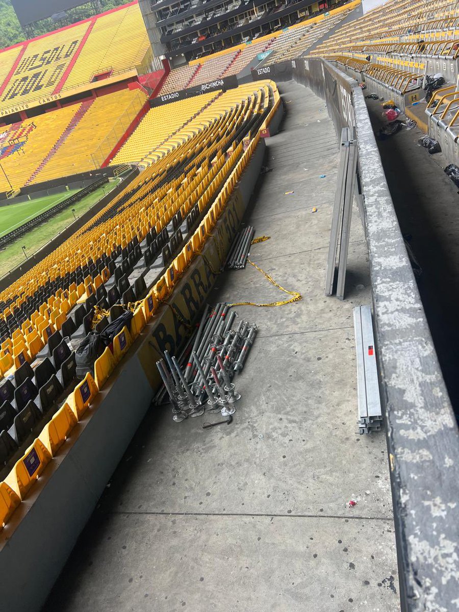 Beto7ok's tweet photo. Mi brother, se las quita porque Conmebol ubica una plataforma para el partido de este fin de semana y se las reubica terminando el partido. https://t.co/0YloqyNkDm