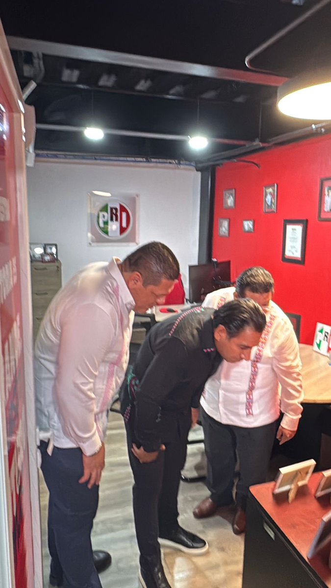 rubenzuarth's tweet photo. En mi Calidad de Presidente del @ChiapasPRI, a invitación de la Consejera Pdta. del @IEPCChiapas Marina Martha López Santiago, asistí a la inauguración del Edificio D del Instituto de Elecciones, evento presidido por el  Gobernador del Estado Dr. @ramirezlalo_.

Celebramos que el Instituto Electoral cuente con mejores instalaciones. Cuando se fortalece al árbitro electoral, se fortalece la democracia y la confianza de la ciudadanía.

Desde el PRI reconocemos el trabajo institucional y reiteramos nuestro respeto a las autoridades electorales. La democracia se construye con reglas claras y con respeto entre todos los actores políticos.

Cómo partido seguiremos trabajando por un Chiapas con instituciones sólidas.
