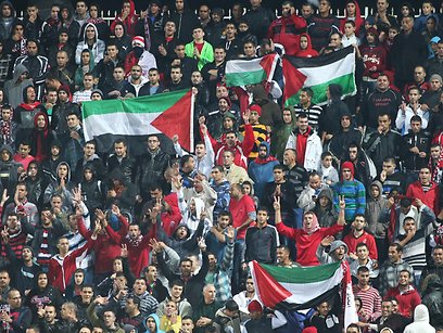 Claudio Spinelli a joué dans le championnat israélien en 2024, mais pas dans n'importe quel club.

Il a porté les couleurs de Bnei Sakhnin, seul club palestinien du championnat, représentant la petite ville arabe de Sakhnin où vivent ensemble musulmans et chrétiens palestiniens.