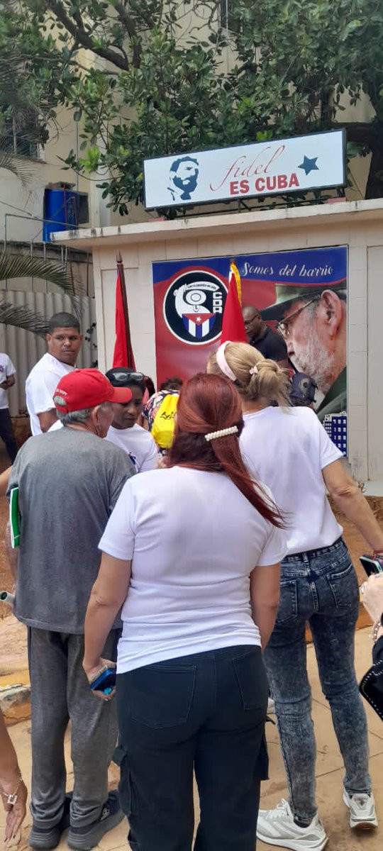 Trabajadores de los #CDRCuba y vecinos de la comunidad, firmaron hoy por la Patria, contra las agresiones y el bloqueo. #Cuba #CubaNoSeRinde #MiFirmaPorLaPatria