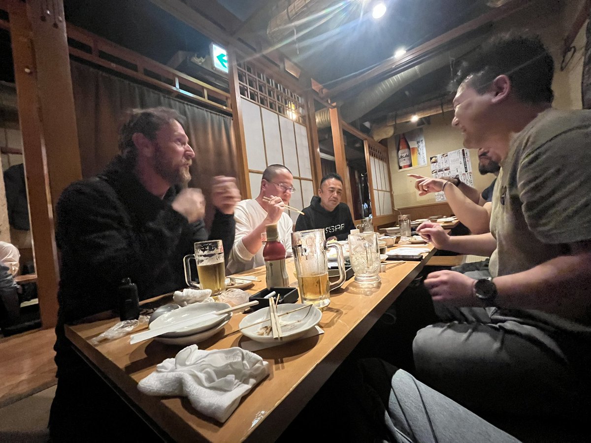 yamachosan's tweet photo. なかなか飲みに行く機会がないので、愉快な仲間と過ごせたのはとても良い時間でした！
若い英国紳士たちも日本を楽しんでいってね！😊

ショータ君、コーヒーごちそうさまでした😉
#HEXERA
#ヘクセラ https://t.co/8GM5wlllvc