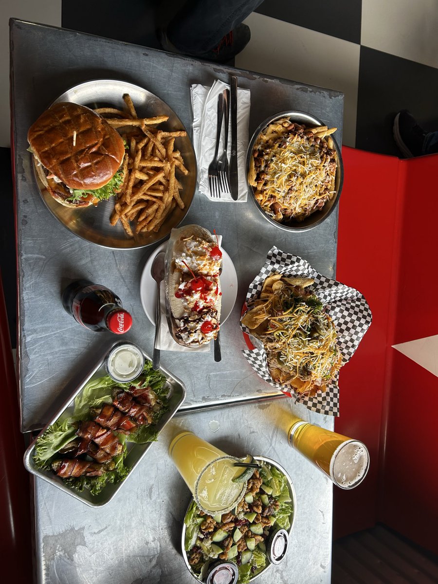 azfamily's tweet image. Thank you, Cruiser’s Route 66 Cafe for sharing what makes Williams so unique! 🍔 Day 3 of our tour across Route 66 is complete ✅ Next stop: Flagstaff 🌲 #Route66 #Arizona