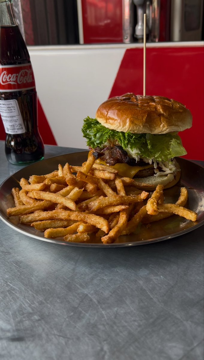 azfamily's tweet image. Thank you, Cruiser’s Route 66 Cafe for sharing what makes Williams so unique! 🍔 Day 3 of our tour across Route 66 is complete ✅ Next stop: Flagstaff 🌲 #Route66 #Arizona