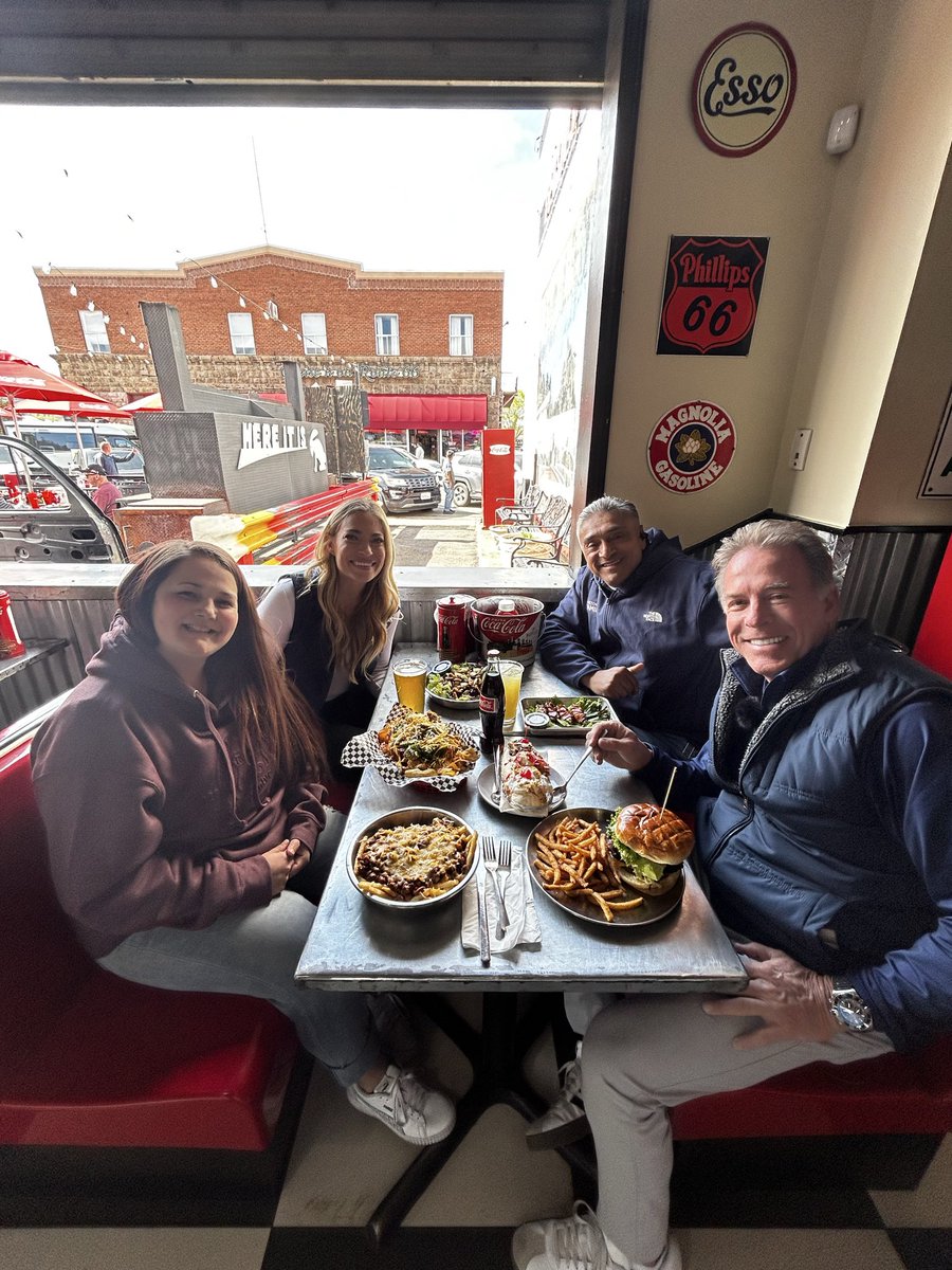 azfamily's tweet image. Thank you, Cruiser’s Route 66 Cafe for sharing what makes Williams so unique! 🍔 Day 3 of our tour across Route 66 is complete ✅ Next stop: Flagstaff 🌲 #Route66 #Arizona
