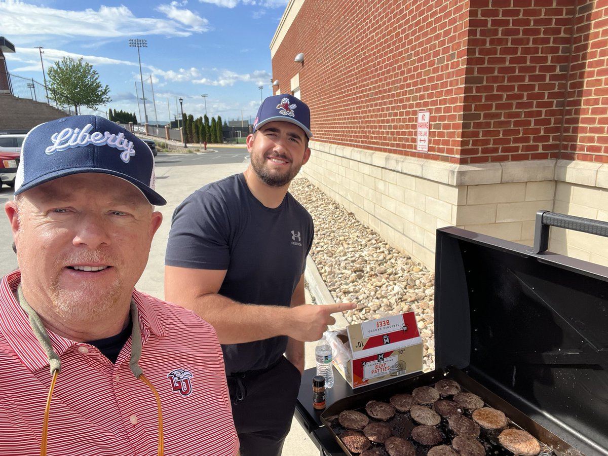 CoachShawnQuinn's tweet image. Great to break bread together today as a #Unit as we finish spring ball &amp;amp; #Phase2  Appreciate the daily improvement by this group &amp;amp; the buy in by the players &amp;amp; staff. Enjoyed some great burgers, dogs and kielbasa on the grill! #DR @LibertyFootball 🔥🍔🌭