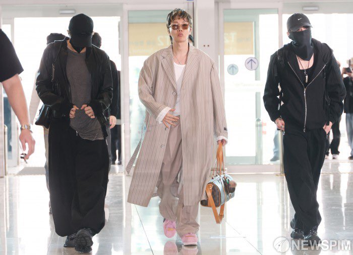 호석이만 드레스코드 안알려준거냐고 ㅋㅋㅋㅋㅋㅋㅋㅋㅋ 검정쳐도리 구월즈 사이여가지고ㅋㅋㅋㅋ