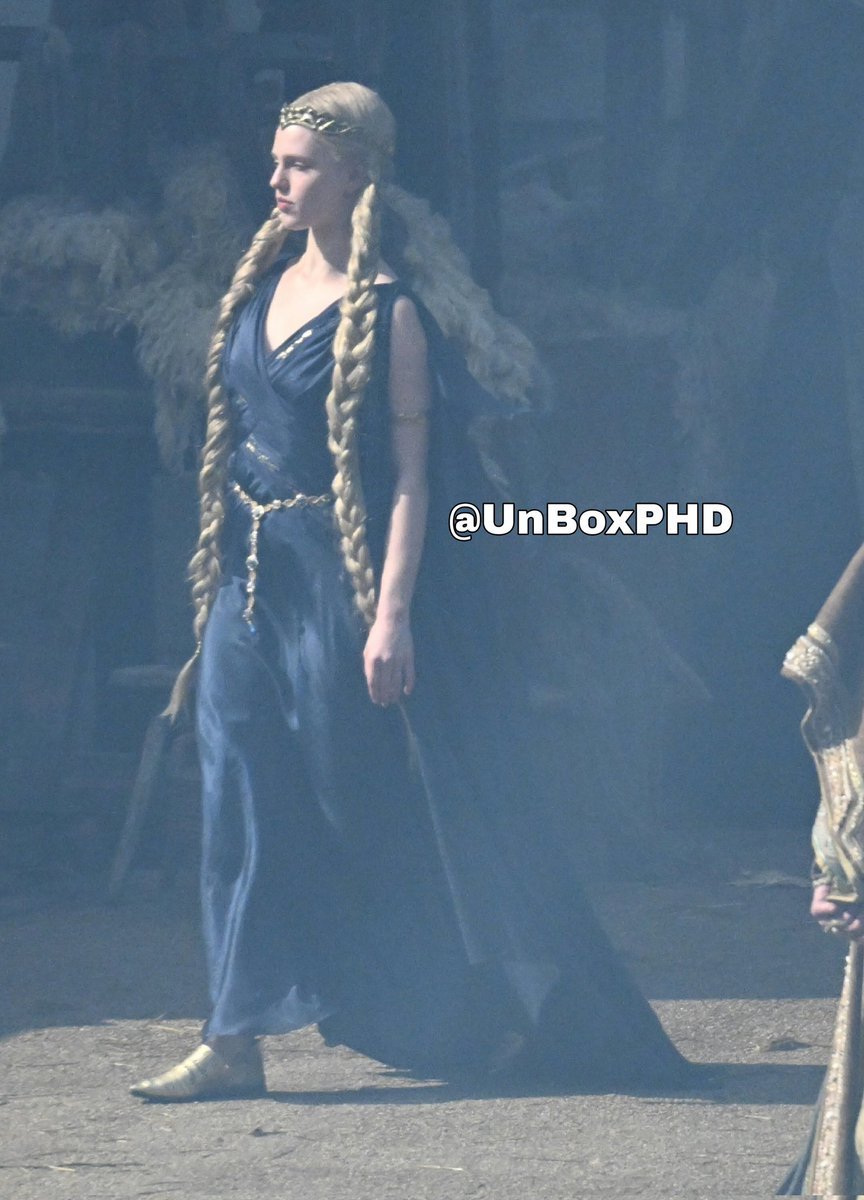 Blurker_L's tweet image. Here's some more Elden Ring images from @UnBoxPHD 

Showing the Dung Eater, Emma Laird as Marika, and Kit Connor being on set.

#EldenRing #EldenRingMovie #Movie #A24