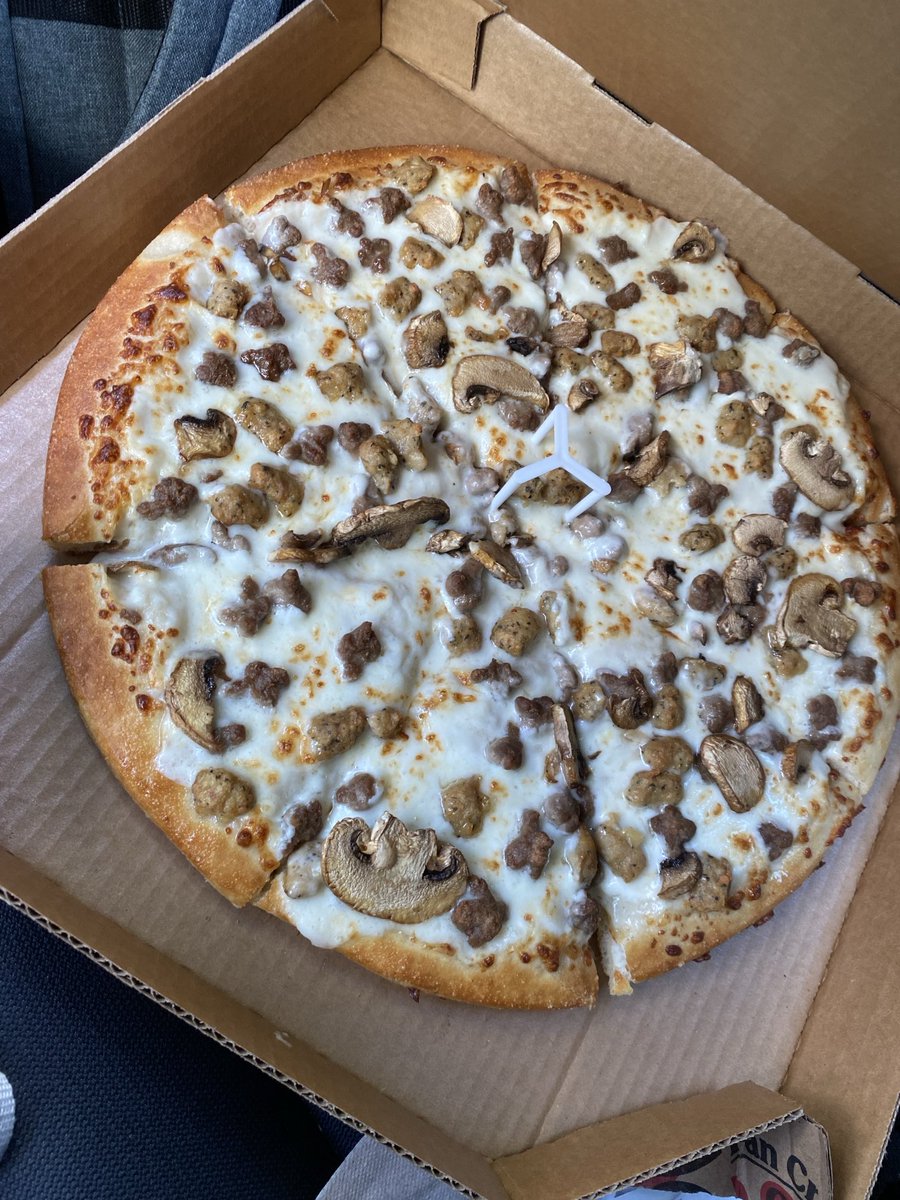 Xamry07's tweet image. Pizza with white sauce has been hitting #food #foodie #foodporn