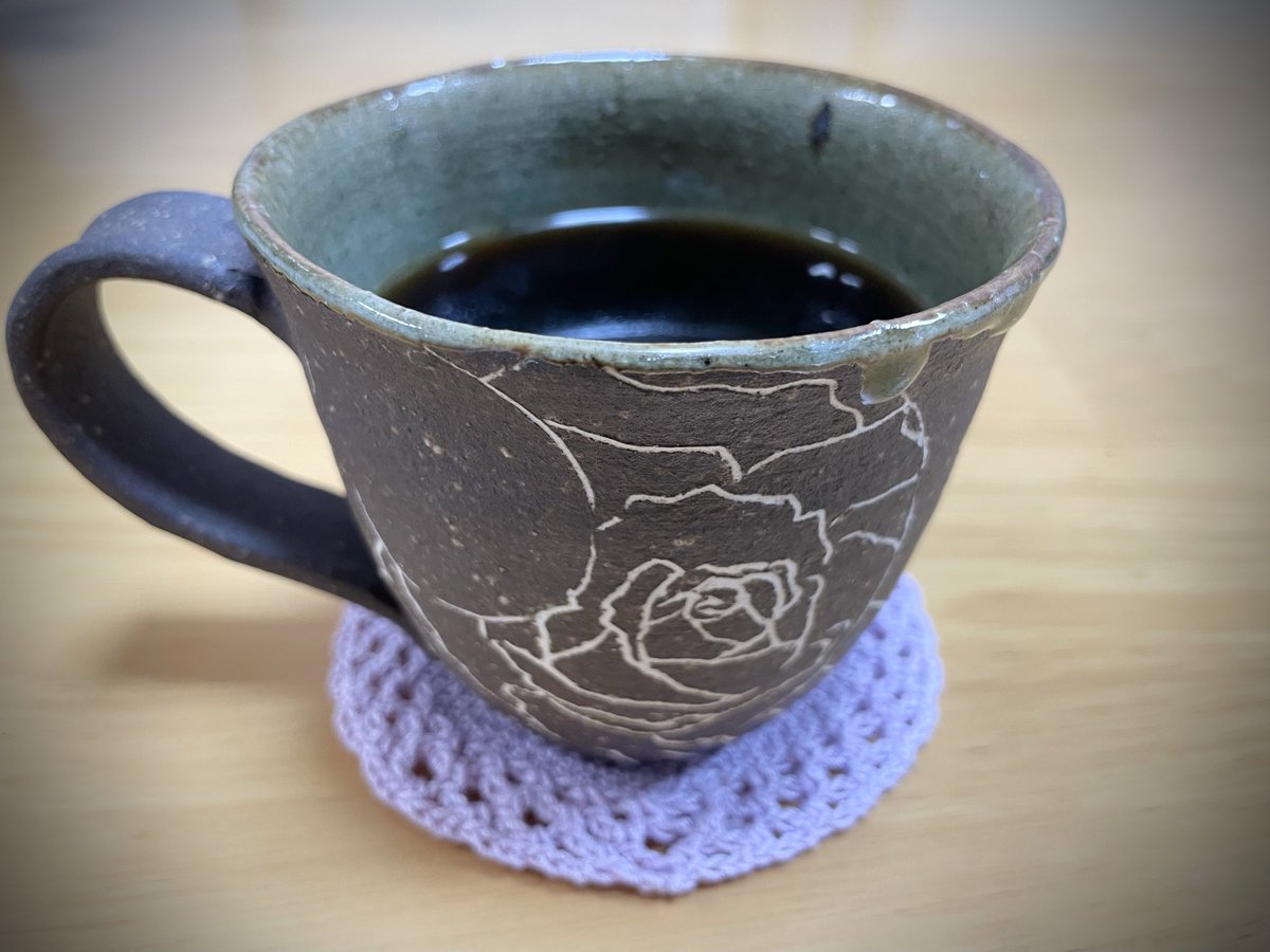 ここ数日なぜか体調が良くなく、あまり食べられない状態なのだけど、徐々には回復しているようで、今日は珈琲を飲もうという気になれました☕️
先月の誕生日に長女がプレゼントしてくれた焼き物のカップ。
私が薔薇の花が好きなこと、長女に直接言ったことはないのだけど、さすが、よく知ってくれてる🌹