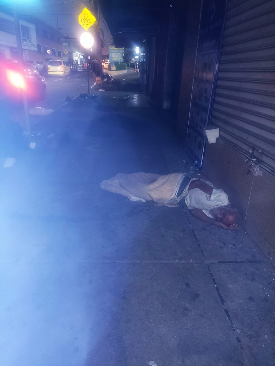 Habitante de calle enfermo necesita atención médica en la carrera 43, entre calles 45 y 47 frente al ARA.<a href="/SecSaludBAQ/">Secretaría Distrital de Salud</a>,<a href="/PerBarranquilla/">Personería B/quilla</a>
