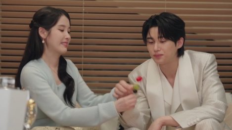 [#PerfectCrown Episode 5-6]

*Honeymoon di yacht*

Ian: Kok di sini nggak ada orang sih?
Huiju: Udah aku usir semua. Kamu mau apa? *masukin cherry ke mulut Ian
Ian: *lepehin cherry* Apa2an sih! Royal family tuh ga boleh makan makanan selain dari restoran yg udah dipilih!
Huiju: