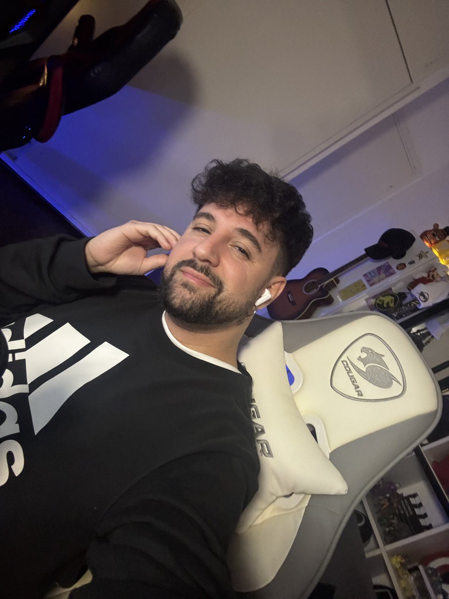 JulianMartinR's tweet photo. Un ratitoooo en vivo por acá https://t.co/XYH9nH4wEI 🤟🏻 https://t.co/nKBVd5cijf