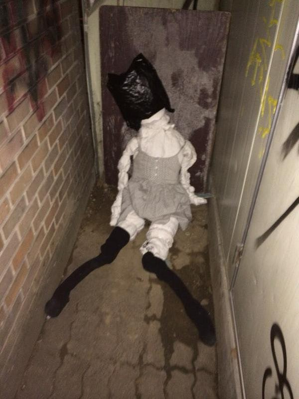 Rococo1617's tweet image. 일본인, 한국인 여러분,

2015년 서울 홍대 골목에 버려진 기이하게 생긴 인형을 아시나요?

검은 비닐봉투로 얼굴을 덮고 있고, 양말과 안에는 속옷도 입고 있는 모습으로 발견되었는데, 비닐봉투를 벗기니 안에는 ‘김승아’라는 한국식 사람 이름이 적혀 있었습니다.

배에도 ‘돌아올 귀(歸)’ 한자가