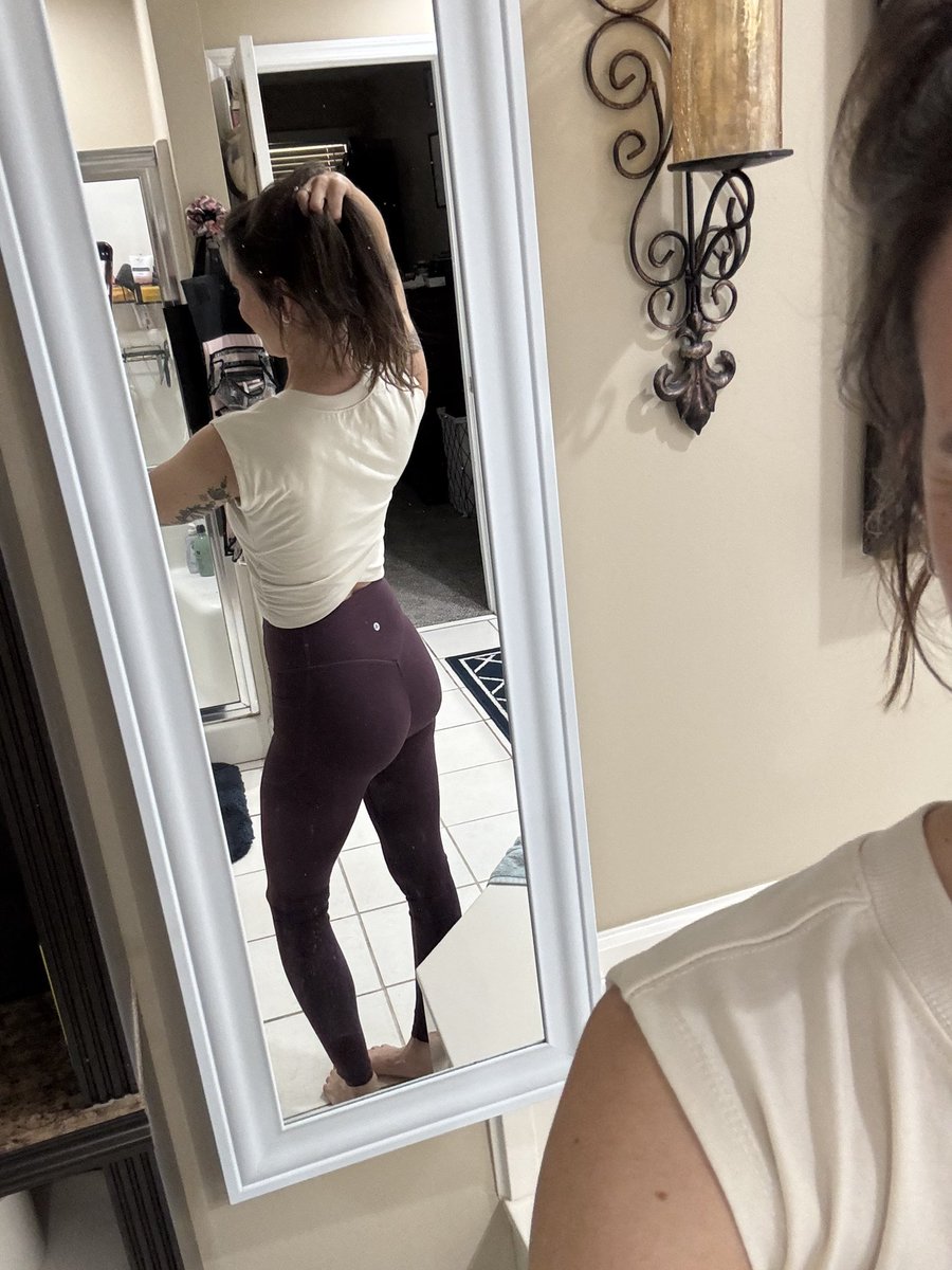 knotsandboots's tweet image. Finished at the gym for tonight 😈 #leggings #tight #purple #ass #workout #joinus @knotsandboots 💋🖤