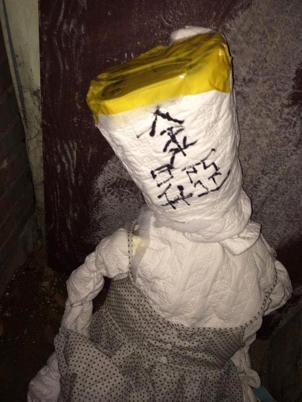 Rococo1617's tweet image. 일본인, 한국인 여러분,

2015년 서울 홍대 골목에 버려진 기이하게 생긴 인형을 아시나요?

검은 비닐봉투로 얼굴을 덮고 있고, 양말과 안에는 속옷도 입고 있는 모습으로 발견되었는데, 비닐봉투를 벗기니 안에는 ‘김승아’라는 한국식 사람 이름이 적혀 있었습니다.

배에도 ‘돌아올 귀(歸)’ 한자가