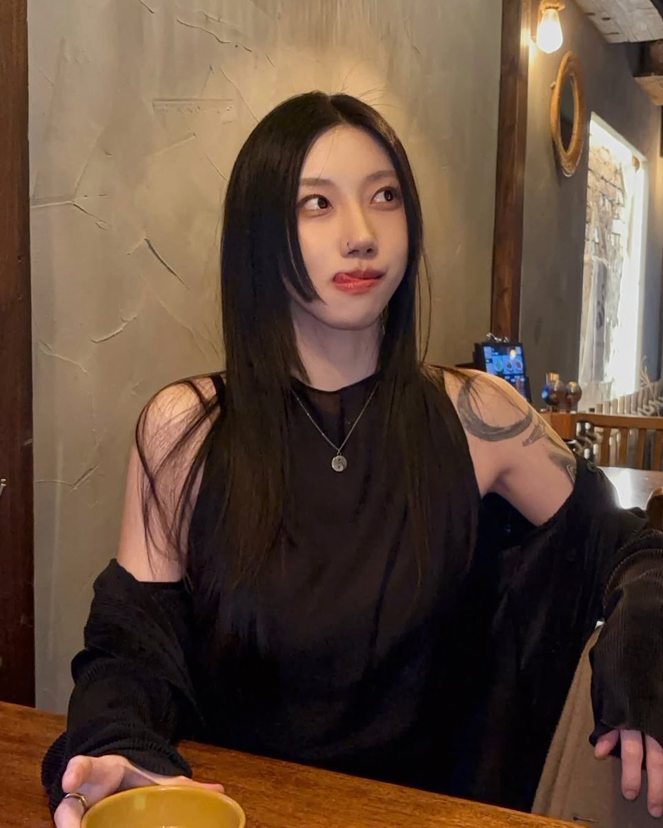 Heeyoung is my favorite shade of black 🖤