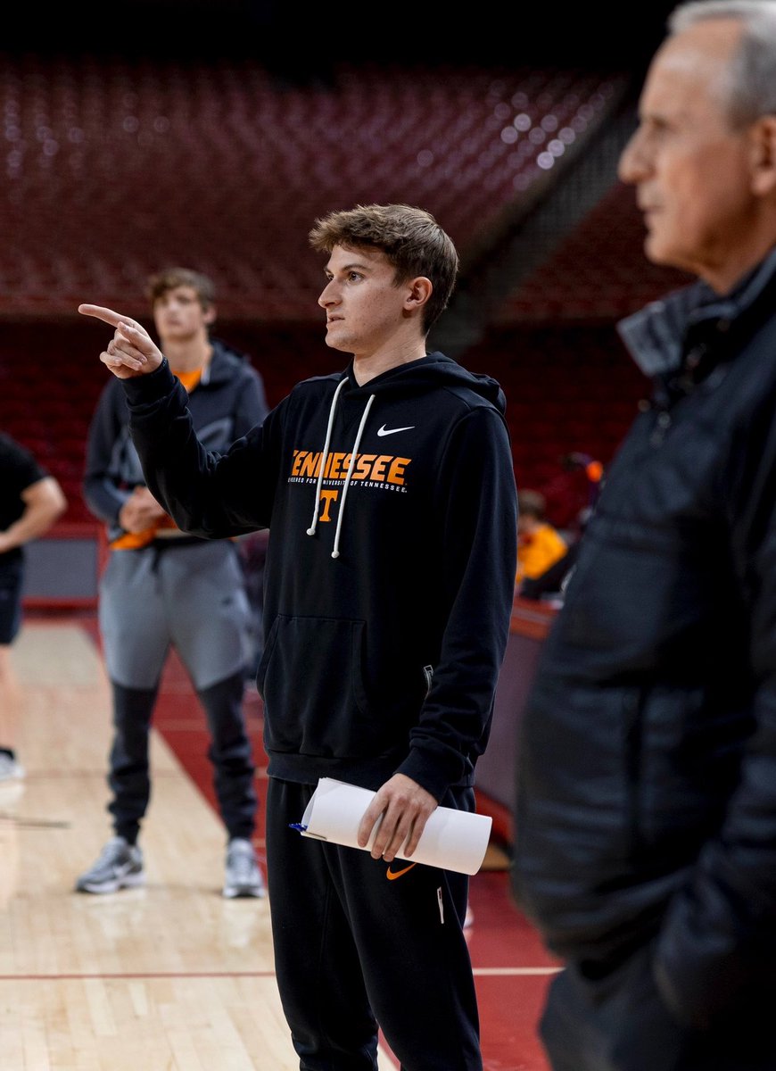 NCAA_HoopsGuru's tweet image. 🧨guru exclusive🧨

former tennessee manager bryce vanhuss will be a graduate asst @ nc state

@NCSUFans @GrantRamey @BigOrangePod @VolScoops @PackPride @MasercolaMiles #vols #ncsu #wolfpack #gopackgo