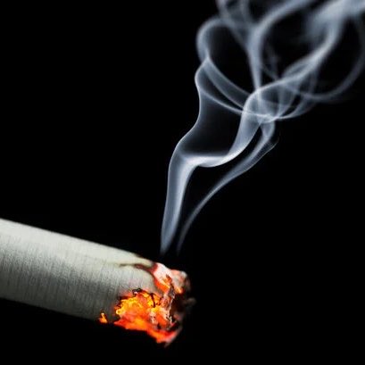 RELAYPRESS's tweet photo. ⭕️⁉️ Le Parlement britannique a adopté un projet de loi interdisant la vente de cigarettes aux personnes nées après 2008 !

▫️La France devrait elle engager des mesures interdisant la vente de cigarette ? Et lesquelles ? https://t.co/zUdQUCd2pn