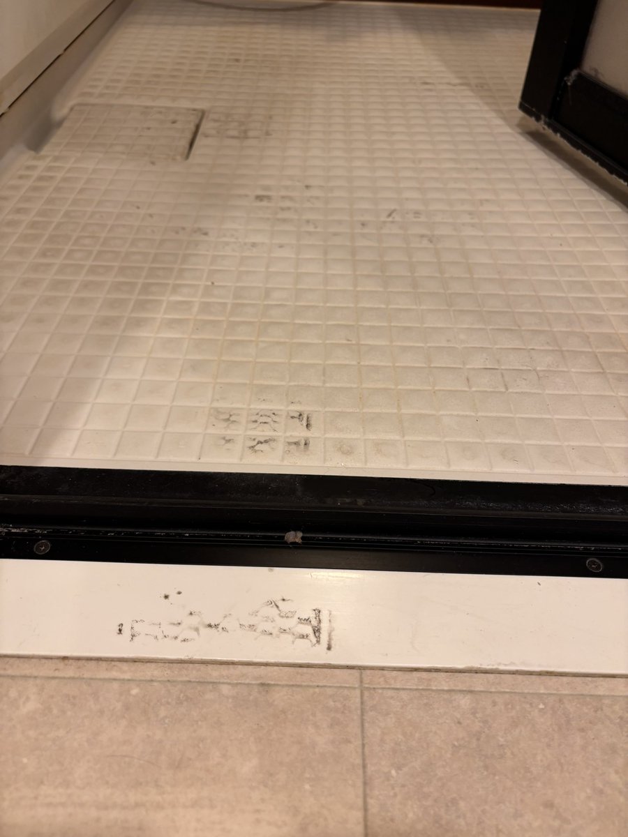 さて

本日は墨田区1Kです🫡
謎の足跡がついてる🥺