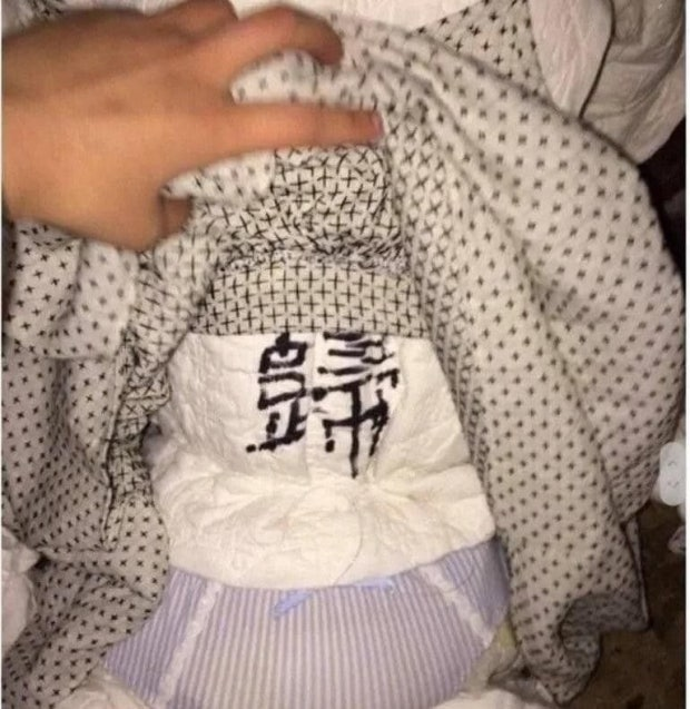 Rococo1617's tweet image. 일본인, 한국인 여러분,

2015년 서울 홍대 골목에 버려진 기이하게 생긴 인형을 아시나요?

검은 비닐봉투로 얼굴을 덮고 있고, 양말과 안에는 속옷도 입고 있는 모습으로 발견되었는데, 비닐봉투를 벗기니 안에는 ‘김승아’라는 한국식 사람 이름이 적혀 있었습니다.

배에도 ‘돌아올 귀(歸)’ 한자가