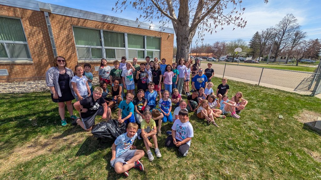 AberdeenSD61's tweet image. On Wednesday in honor of Earth Day, May Overby students picked up around the school grounds. Way to go, Golden Eagles! See more photos here: my.walls.io/ASD61 #GoEagles #AberdeenPublicSchools #EarthDay 💙🌎💛