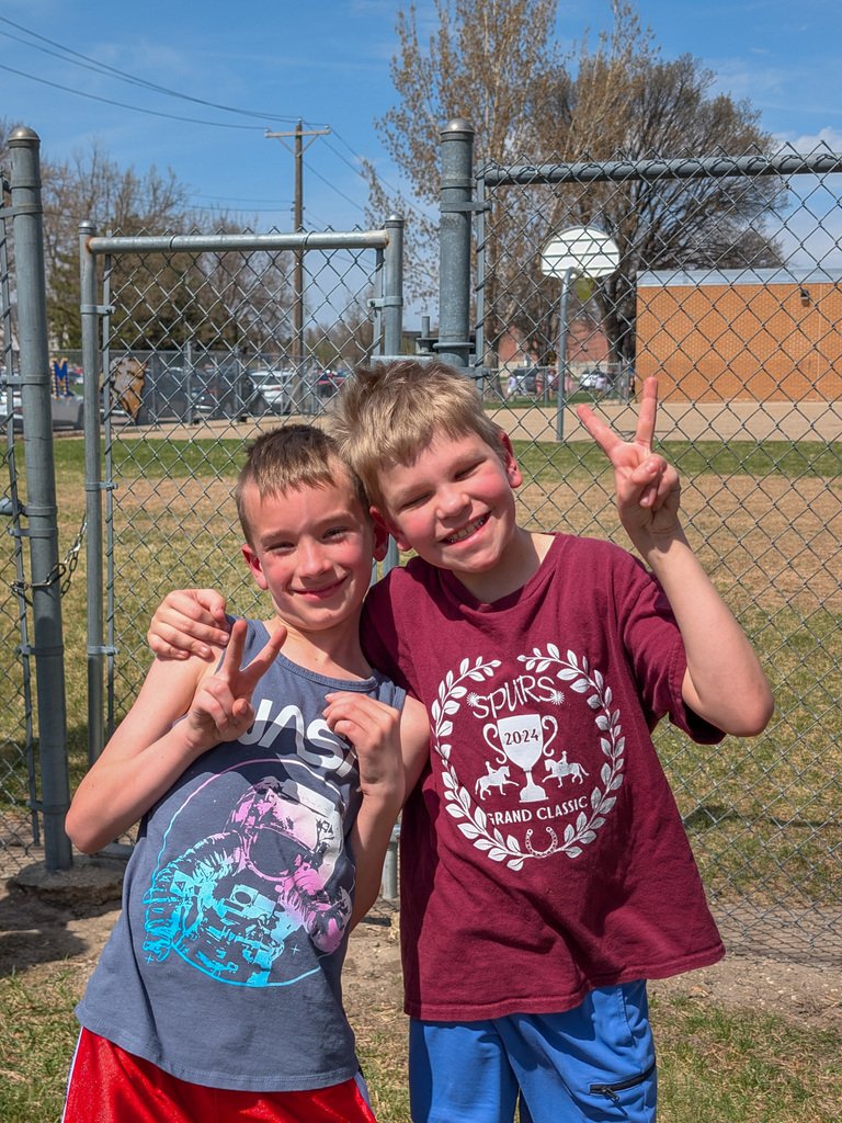 AberdeenSD61's tweet image. On Wednesday in honor of Earth Day, May Overby students picked up around the school grounds. Way to go, Golden Eagles! See more photos here: my.walls.io/ASD61 #GoEagles #AberdeenPublicSchools #EarthDay 💙🌎💛