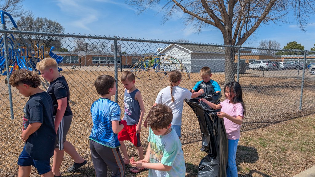 AberdeenMO's tweet image. On Wednesday in honor of Earth Day, May Overby students picked up around the school grounds. Way to go, Golden Eagles! See more photos here: my.walls.io/ASD61 #GoEagles #AberdeenPublicSchools #EarthDay 💙🌎💛