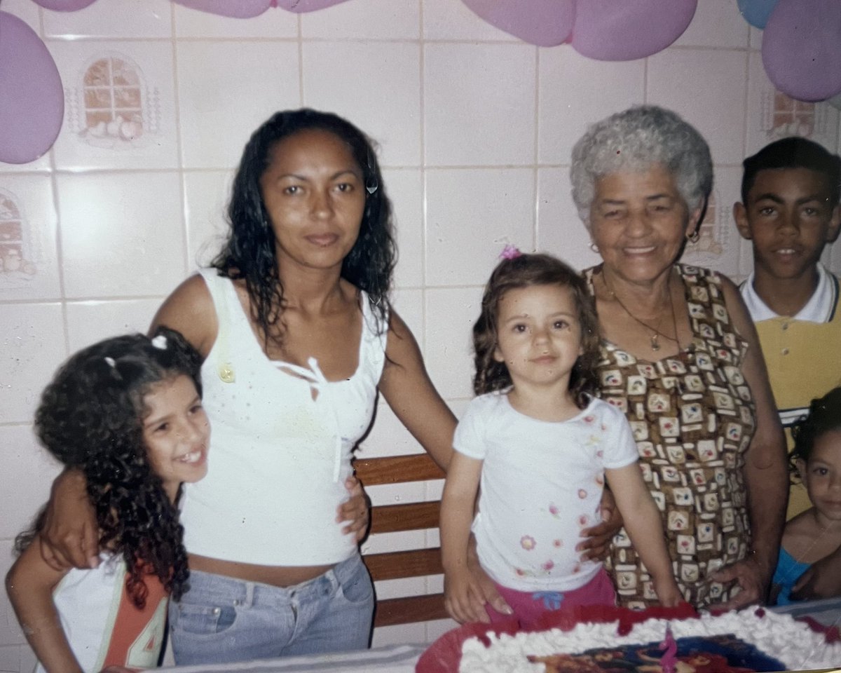 macielIska's tweet photo. no último domingo, 

foi o último em que te vi, mesmo sem saber

ah, e o próximo domingo… 

só será mais um, 
e os demais jamais estarão completos.

eu te responderia as mesmas perguntas quantos domingos fossem necessários. 

vou sentir sua falta todos os dias vó, desculpa. https://t.co/IT57965yyD