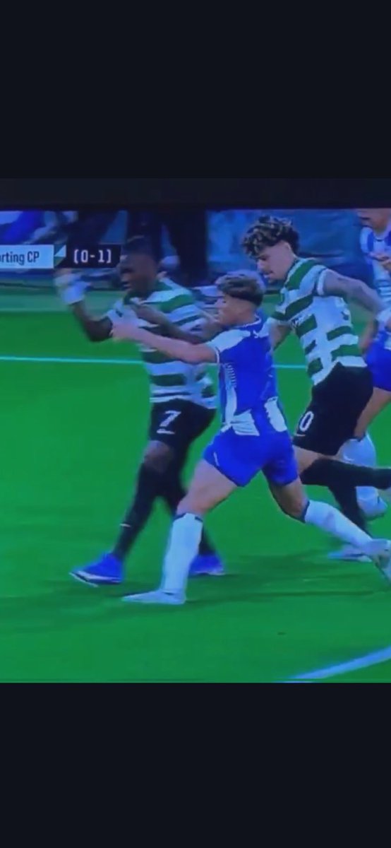 UnidospeloPorto's tweet photo. Temos aqui um belo árbitro com muito futuro em Portugal mas só em Portugal pois no resto ñ são convocados pois sabem bem o que se passa com as arbitragens em 🇵🇹
Anula golos ao FCP pelo móvel sem ver imagens✅
Não assinala penáltis a favor do FCP✅
Não expulsa adversários do FCP✅ https://t.co/PkT1nmiiZF
