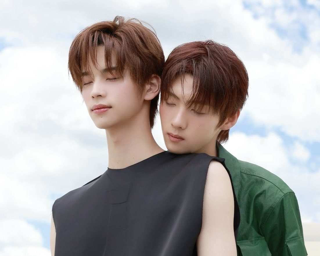 〈 TWSの中で特に推したい横顔は? 〉

🦒: すっぴんのヨンジェとジフン
ㄴ練習中にすっぴんのメンバーの横顔をよく見るのですが､ヨンジェとジフンは本当にきれい!
ジフンはメリハリある顔立ちが印象的で笑ったときの頬も魅力的です｡

🐶: シニュのフェイスライン