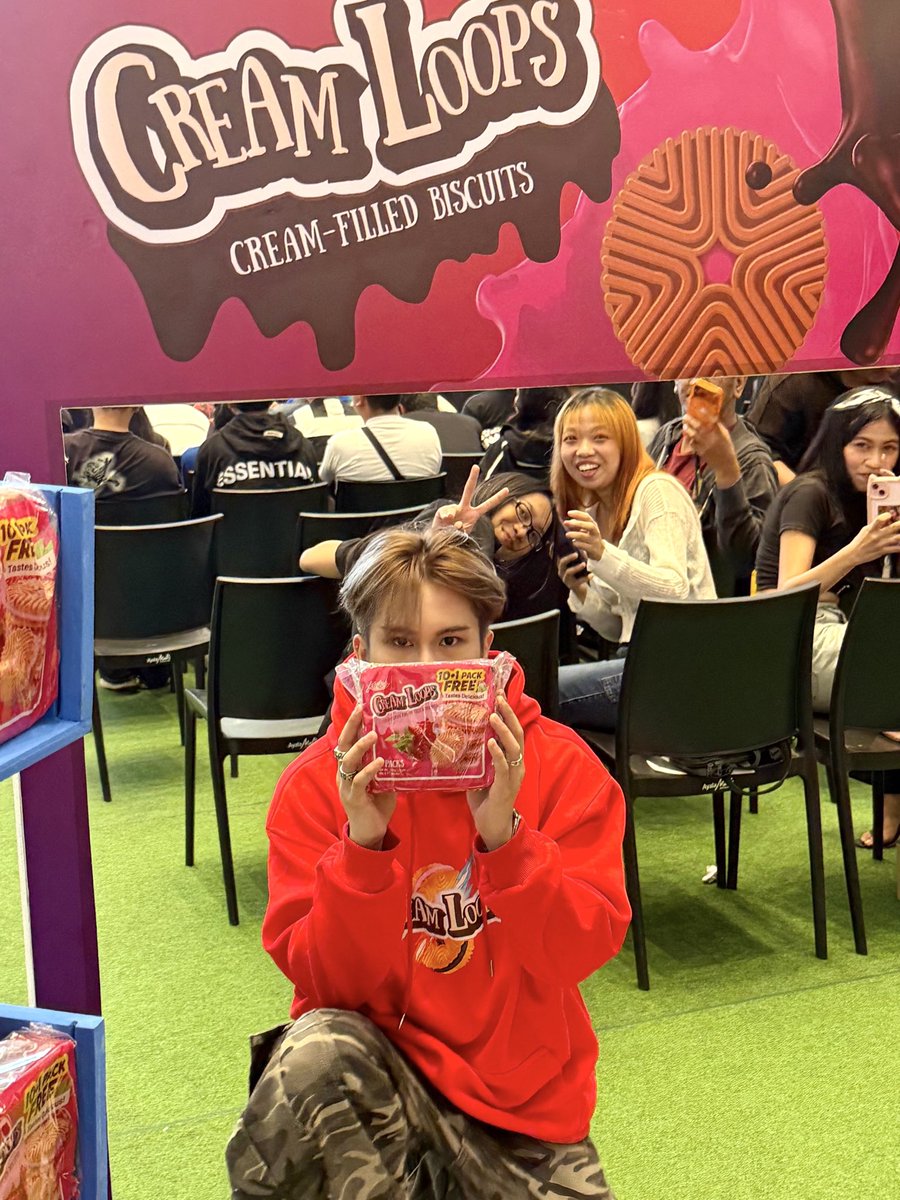 rafaelmumar's tweet photo. When the craving calls, you know what to reach for. #creamloopspinoypanalo #creamloops #bilib https://t.co/VuYBTYWAEx