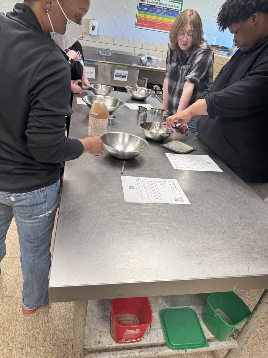 WesternTheSTEM's tweet image. Culinary Science in action! 🥄💚🖤
Today, students made mayonnaise while learning about creating stable emulsions—mixing science and cooking in the best way!

Hands-on learning never tasted so good. 👨‍🍳✨
#WarriorPride #CulinaryScience