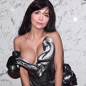 weduweirdow's tweet image. e se eu atualizar pra essa foto aqui? #selfie