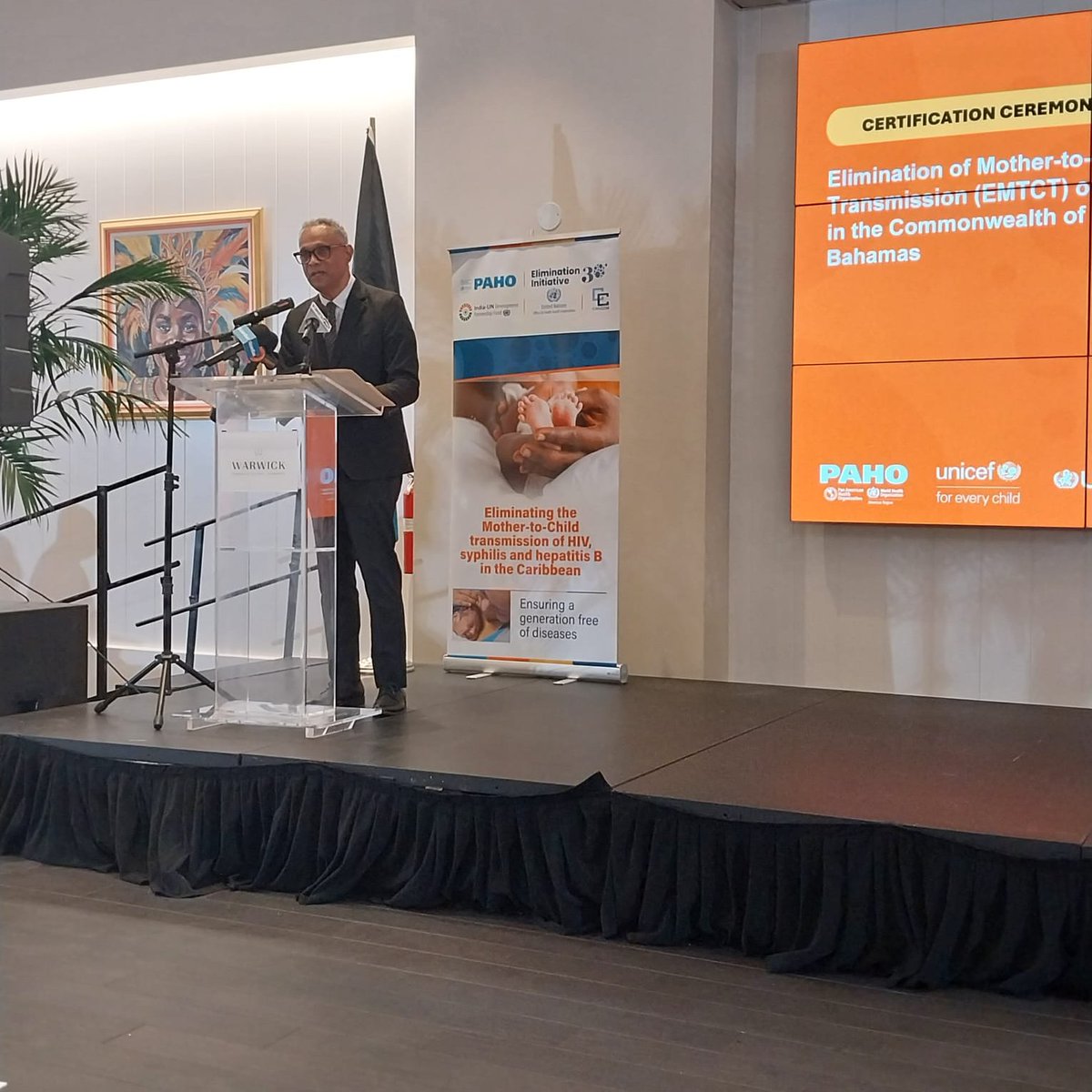 EmbaCubaBahamas's tweet photo. Congratulations to the Bahamian healthcare system, which today received certification for the elimination of mother-to-child transmission of HIV. It is a source of pride for Cuba to have been present at this ceremony. #Cuba_Bahamas https://t.co/eEheaORNqk