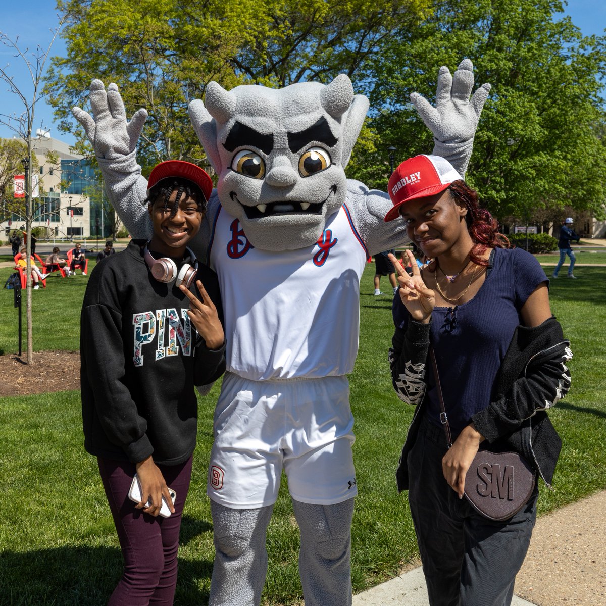 bradleyu's tweet photo. One day of red and white pride ❤️🤍
Connecting Braves past and present 🅱️

Stepping up together for our 11th Day of Giving to celebrate what it means to be a part of the Bradley legacy!

See the latest 👉 https://t.co/MtRLTNxZGi

#BradleyUniversityAlumni #DayOfGiving https://t.co/9xfBrKZ6gR