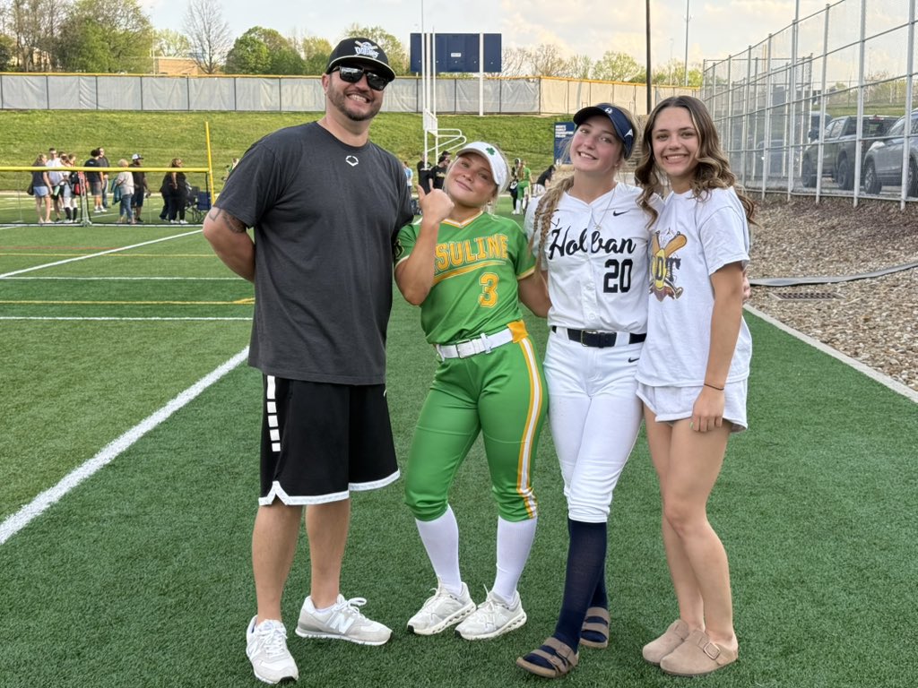 devstohovitch's tweet photo. ALWAYS love playing my travel girls!! Plus getting to see another one and my coach! Thank you guys so much for coming and great game. @OutlawsNati2028 @OhioStateSB @MiamiOH_SB @UKsoftball @ZipsSB @KentStSoftball @OhioBobcatSB @CoastalSoftball https://t.co/IuKWzoABBd