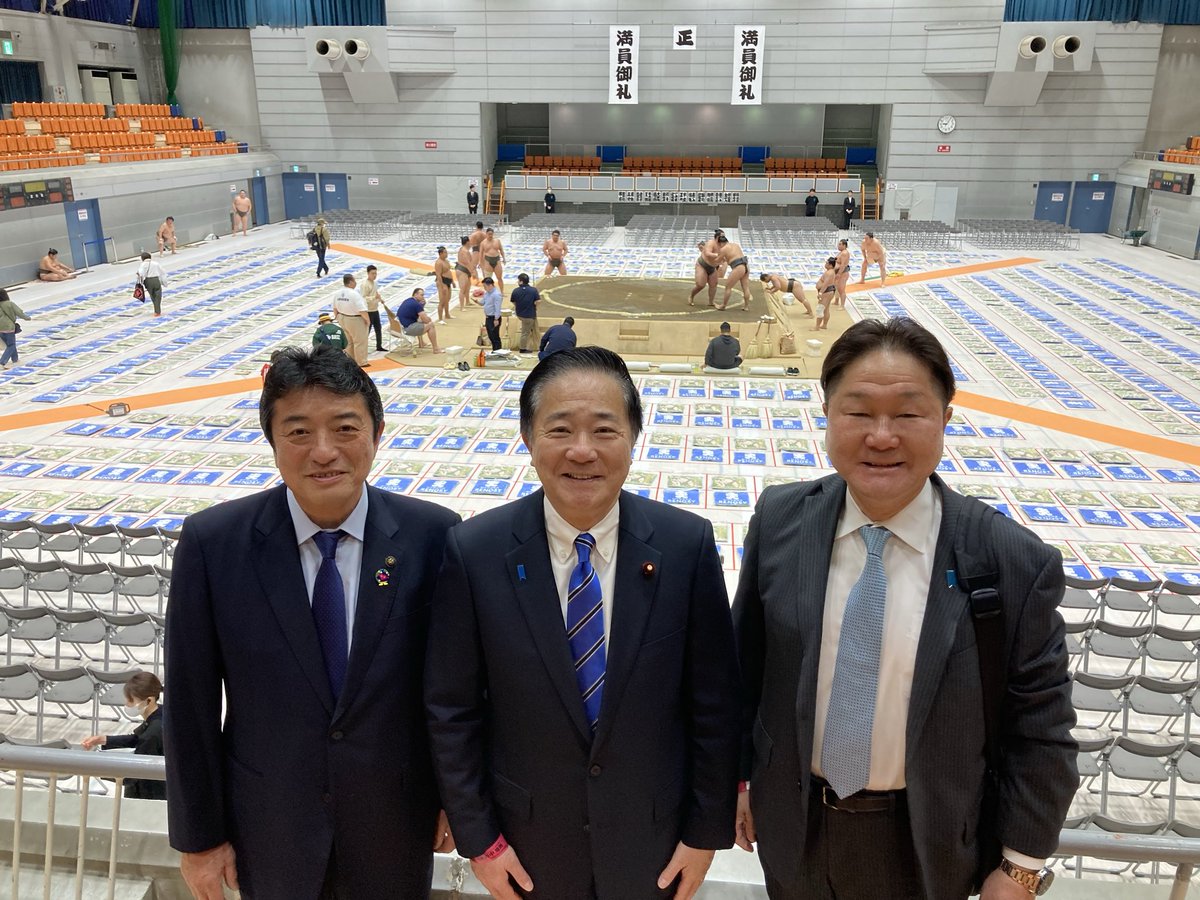 今日は、待ちに待った #大相撲府中場所！

地元の#高野律雄 府中市長、#高橋勝浩 稲城市長と、稽古中の土俵をバックにパチリ。